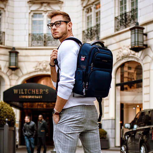 PRO-DLX5 - De nieuwste generatie van de Samsonite Business bestseller heeft een
nieuwe look gekregen om te blijven voldoen aan alle wensen van wie vaak op
zakenreis gaat.