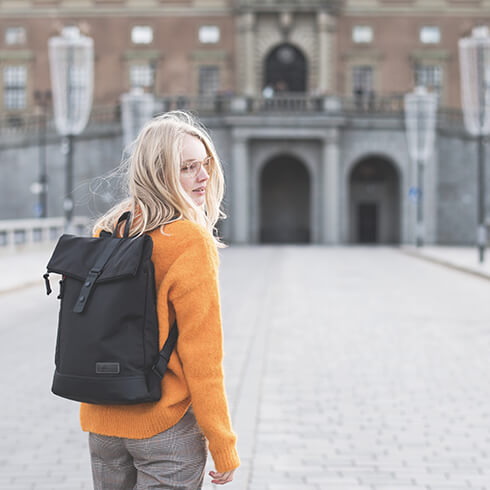 Discovering Stockholm with this lovely #Samsonite RED