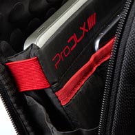 Gewatteerde laptop- en tablet-compartimenten met elastische bevestigingsriem in velcro.